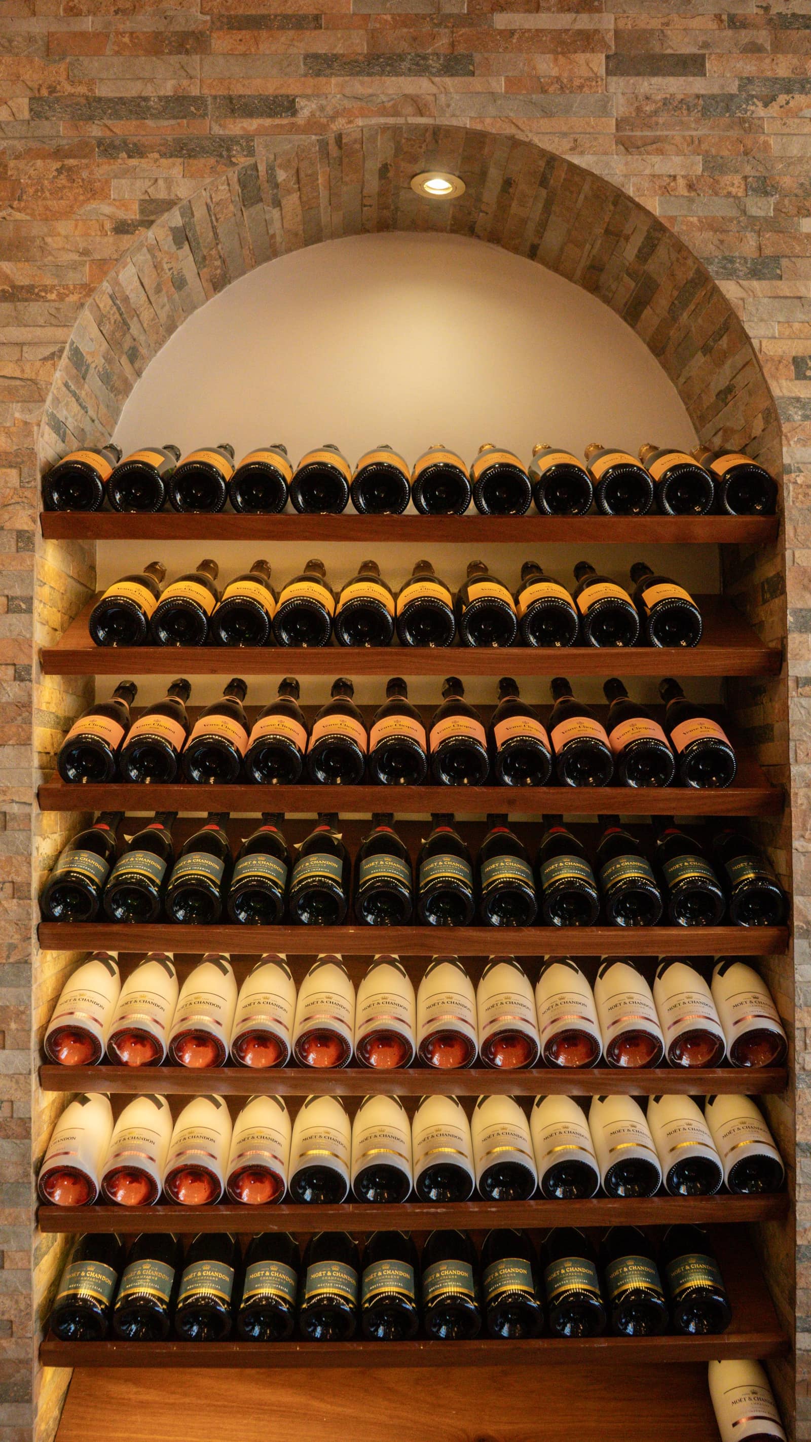 Le mur des champagnes de la cave L'ÉCRIN à Yaoundé