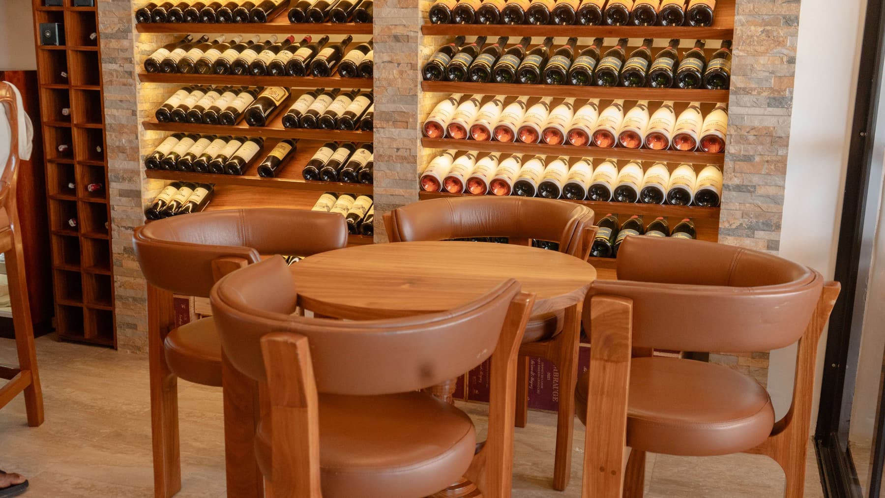 Le salon de dégustation de la cave L'ÉCRIN, devant les murs de champagnes et de vins